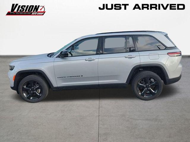 Photo of 2023 Silver Zynith Jeep Grand Cherokee