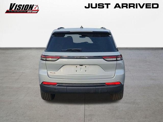 Photo of 2023 Silver Zynith Jeep Grand Cherokee