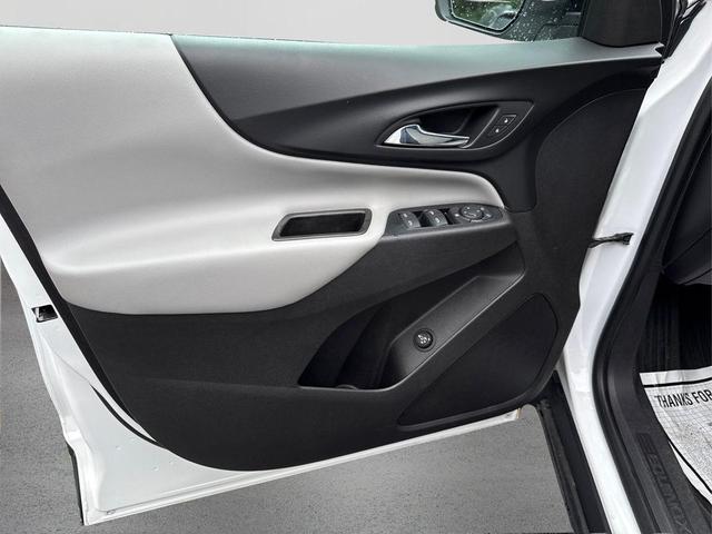 Photo of 2018 Summit White Chevrolet Equinox