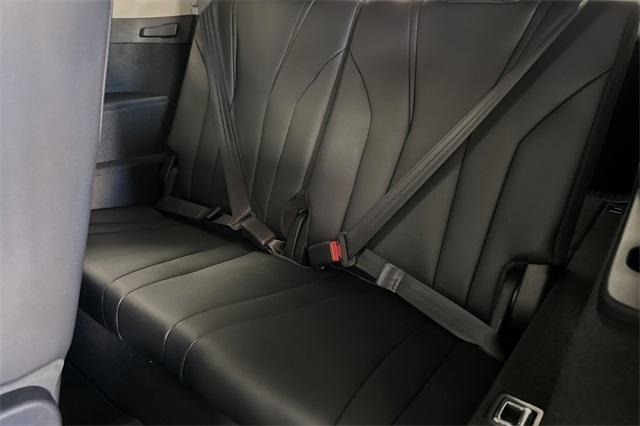 Photo of 2025 Platinum White Pearl Acura MDX