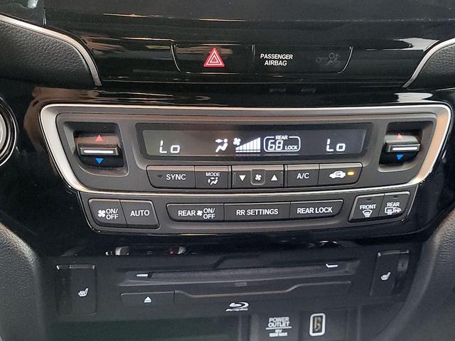 Photo of 2022 White Honda Pilot