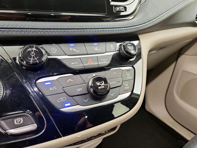 Photo of 2021 Silver Chrysler Pacifica