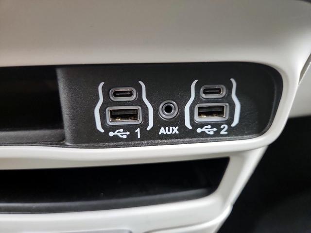 Photo of 2023 White Chrysler Pacifica