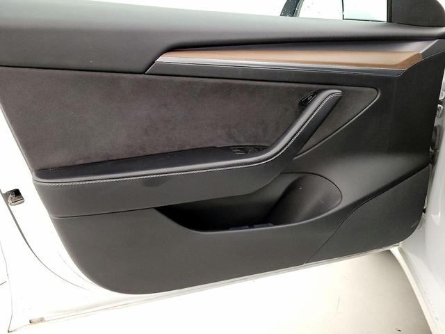 Photo of 2021 White Tesla Model 3