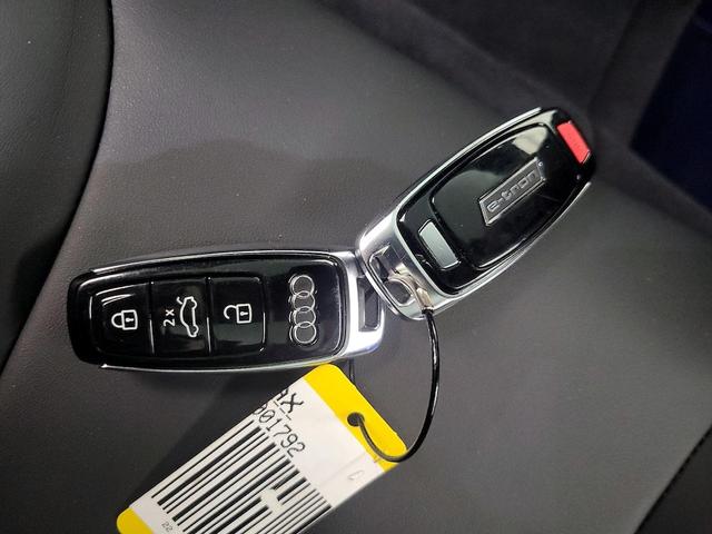 Photo of 2022 Gray Audi e-tron GT