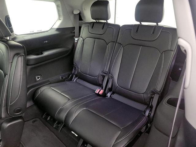 Photo of 2023 White Jeep Grand Cherokee L