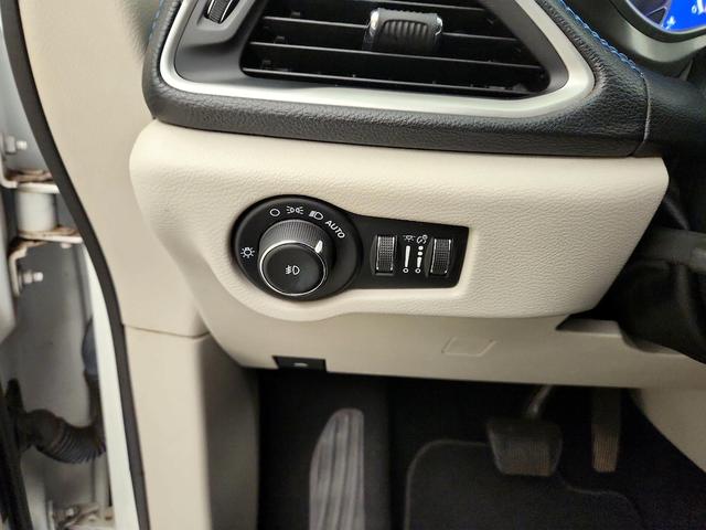 Photo of 2021 White Chrysler Pacifica