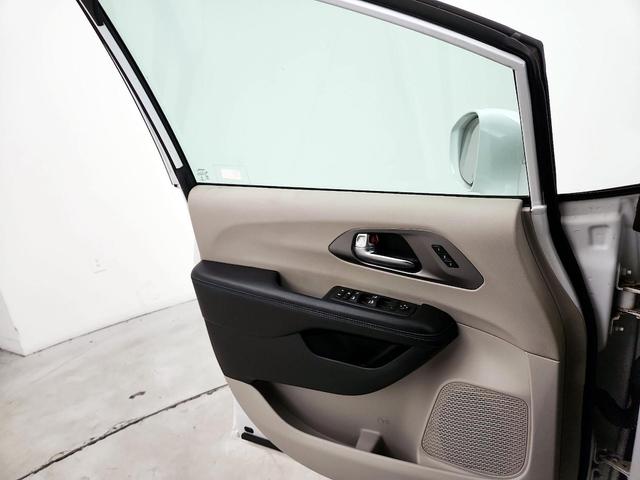 Photo of 2021 White Chrysler Pacifica