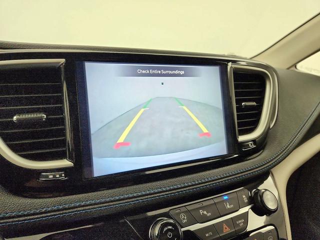 Photo of 2021 White Chrysler Pacifica
