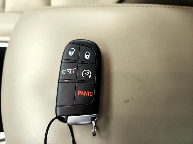 Photo of 2021 White Jeep Grand Cherokee