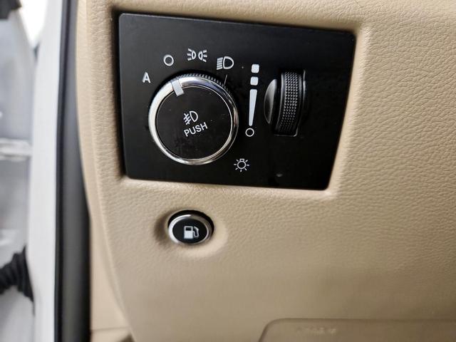 Photo of 2021 White Jeep Grand Cherokee