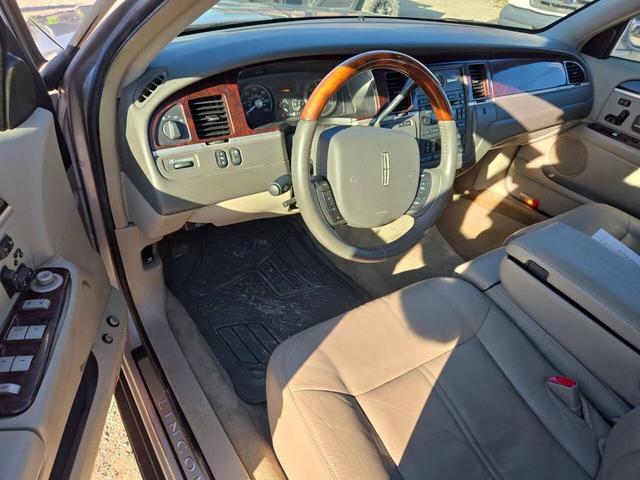 Photo of 2010 Silver Lincoln Town Car