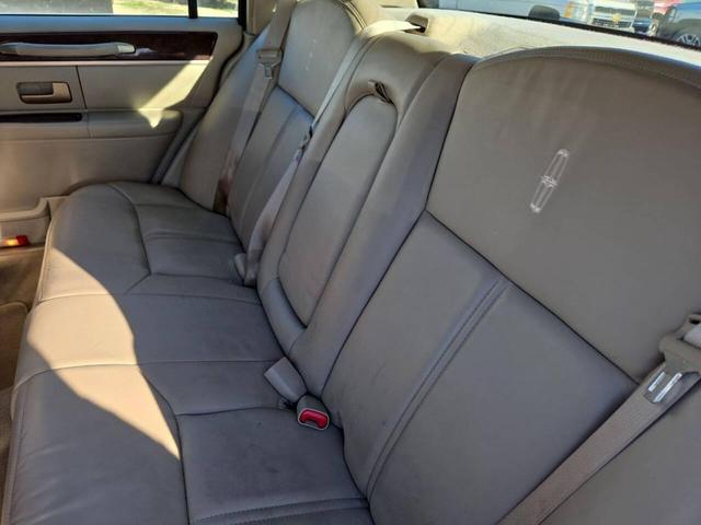 Photo of 2010 Silver Lincoln Town Car