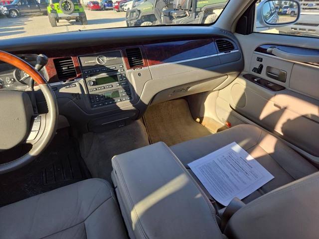 Photo of 2010 Silver Lincoln Town Car