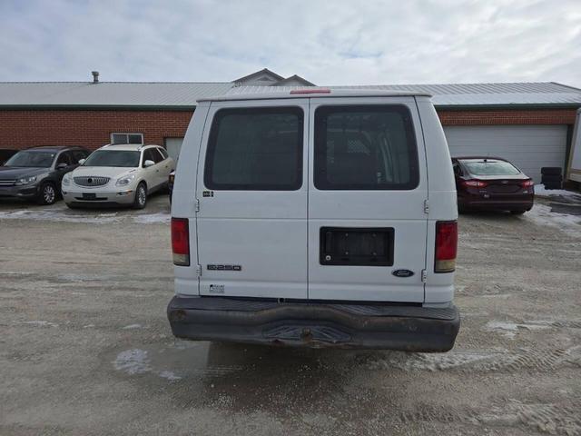 Photo of 2006 White Ford E250