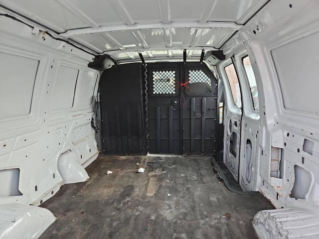 Photo of 2006 White Ford E250
