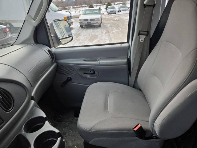 Photo of 2006 White Ford E250