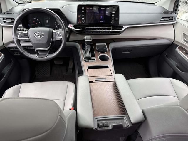 Photo of 2021 Midnight Black Metallic Toyota Sienna