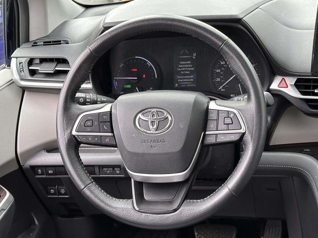 Photo of 2021 Midnight Black Metallic Toyota Sienna