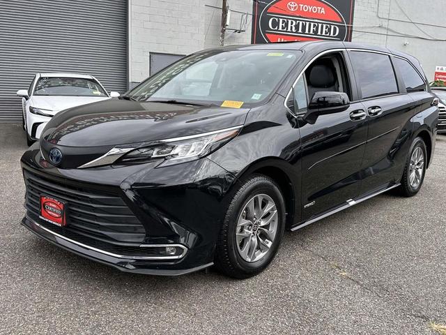 Photo of 2021 Midnight Black Metallic Toyota Sienna