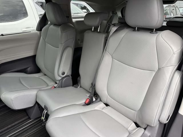 Photo of 2021 Midnight Black Metallic Toyota Sienna