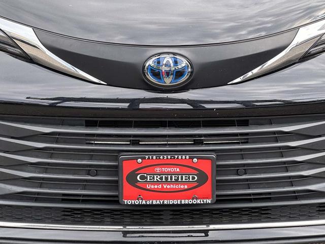 Photo of 2021 Midnight Black Metallic Toyota Sienna