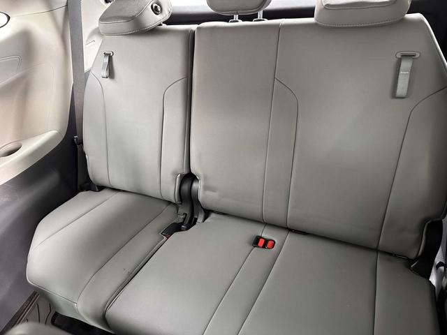 Photo of 2021 Midnight Black Metallic Toyota Sienna
