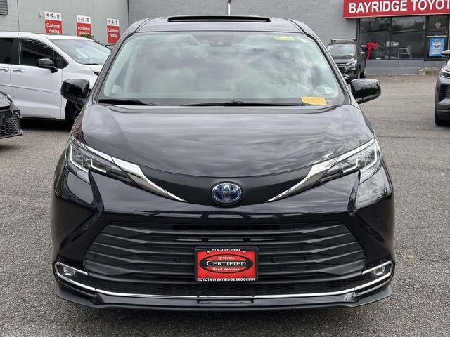 Photo of 2021 Midnight Black Metallic Toyota Sienna