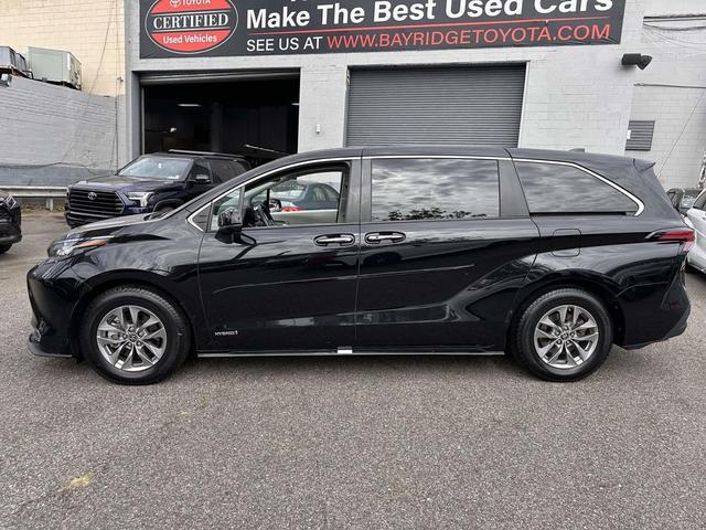 Photo of 2021 Midnight Black Metallic Toyota Sienna