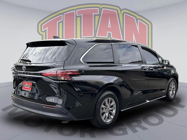 Photo of 2021 Midnight Black Metallic Toyota Sienna