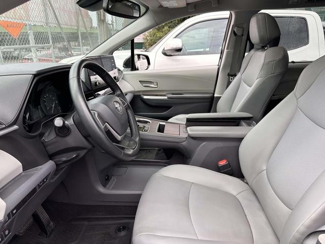 Photo of 2021 Midnight Black Metallic Toyota Sienna