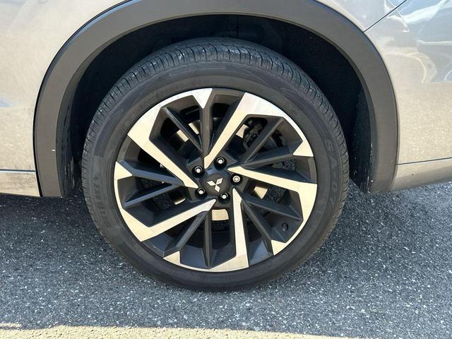 Photo of 2022 Mercury Gray Metallic Mitsubishi Outlander