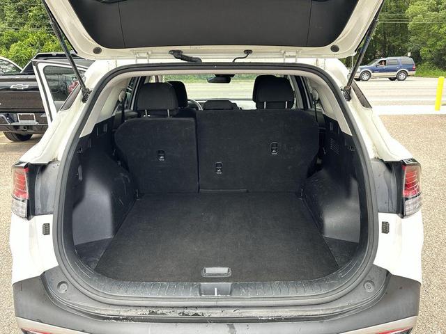 Photo of 2023 Snow White Pearl Kia Sportage