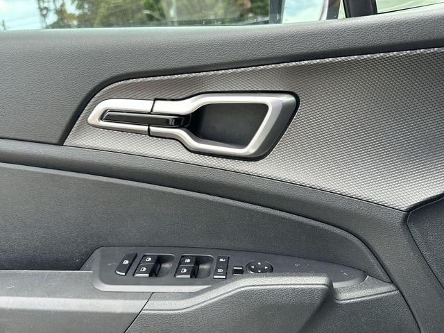 Photo of 2023 Snow White Pearl Kia Sportage