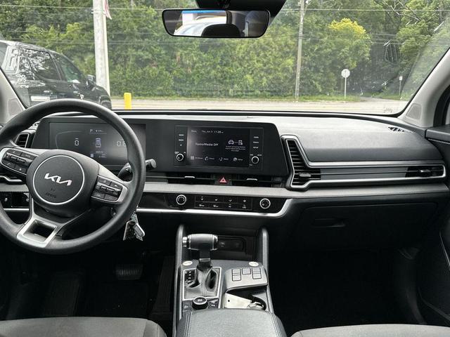 Photo of 2023 Snow White Pearl Kia Sportage