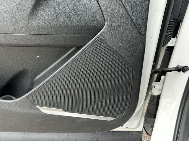 Photo of 2023 Snow White Pearl Kia Sportage