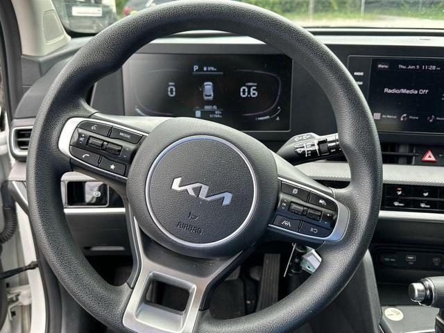 Photo of 2023 Snow White Pearl Kia Sportage