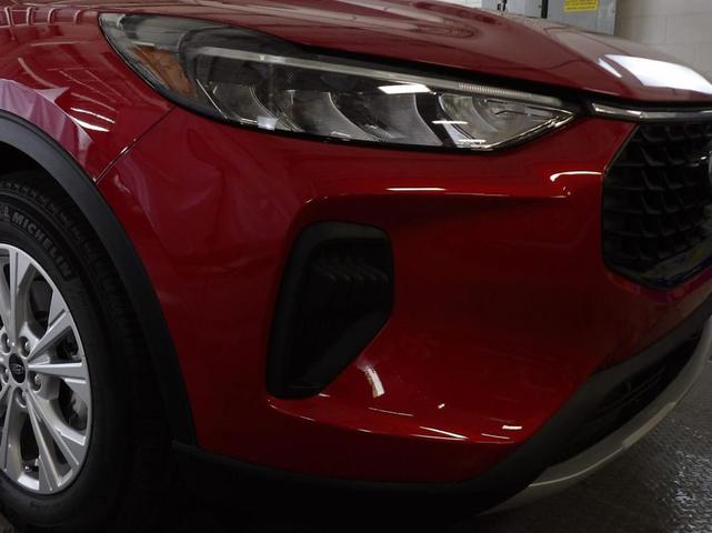 Photo of 2023 Rapid Red Metallic Tinted Clearcoat Ford Escape