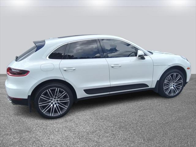 Photo of 2018 White Porsche Macan