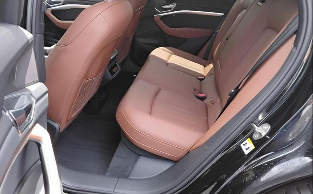 Photo of 2022 Mythos Black Metallic Audi e-tron