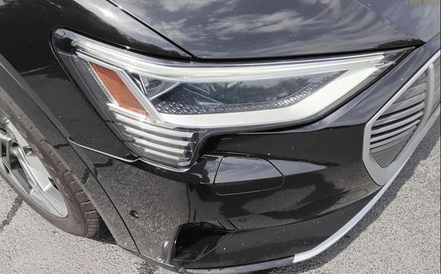 Photo of 2022 Mythos Black Metallic Audi e-tron