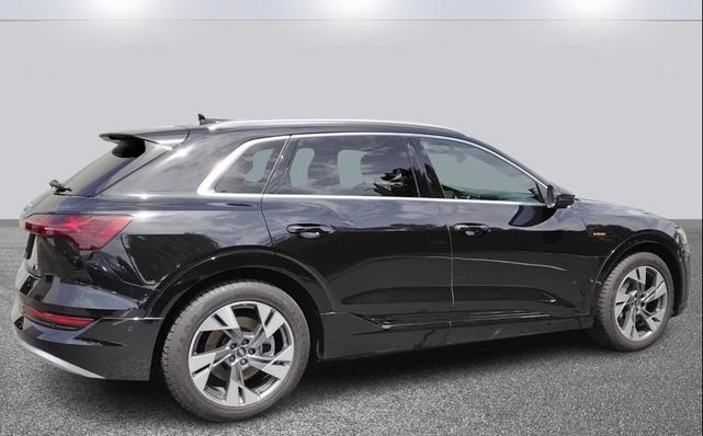 Photo of 2022 Mythos Black Metallic Audi e-tron