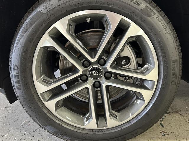 Photo of 2025 Tambora Gray Metallic Audi Q5
