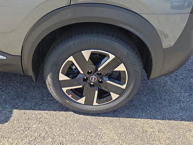 Photo of 2025 Gun Metallic Nissan Kicks