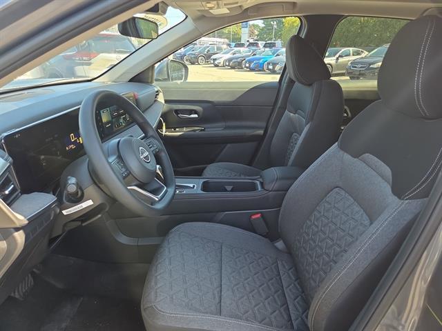 Photo of 2025 Gun Metallic Nissan Kicks