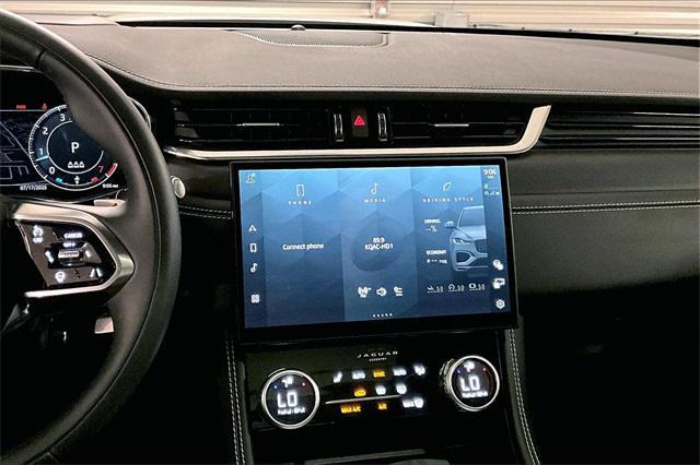 Photo of 2025 Fuji White Jaguar F-PACE