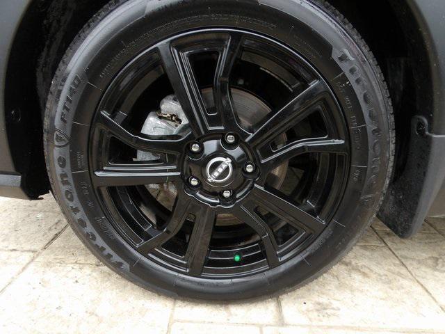 Photo of 2024 Gray/Super Black Nissan Kicks