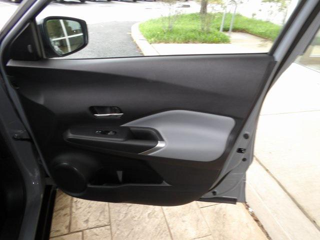 Photo of 2024 Gray/Super Black Nissan Kicks