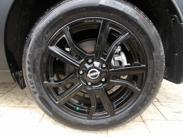 Photo of 2024 Gray/Super Black Nissan Kicks