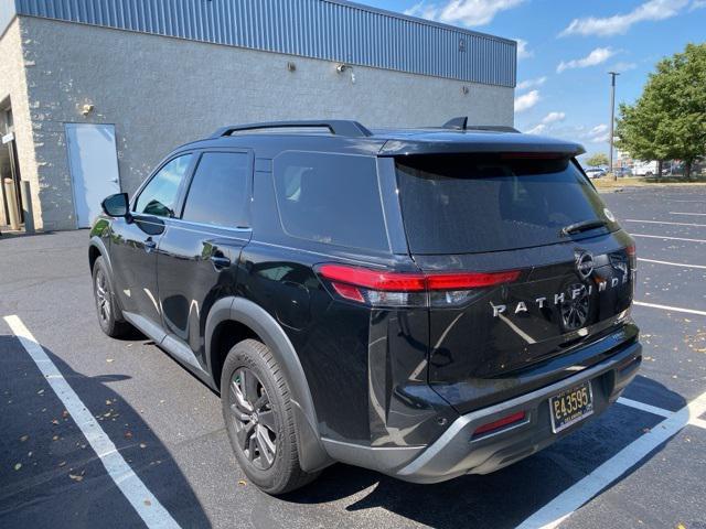 Photo of 2022 Super Black Nissan Pathfinder